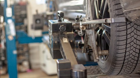 auto en servicio de mantenimiento