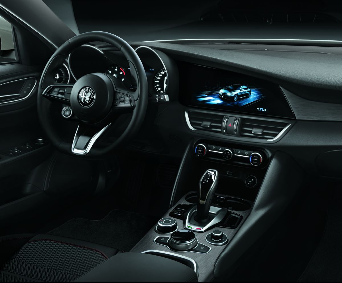 El interior de los autos de Alfa Romeo luce anticuado sin pantallas modernas en el tablero.