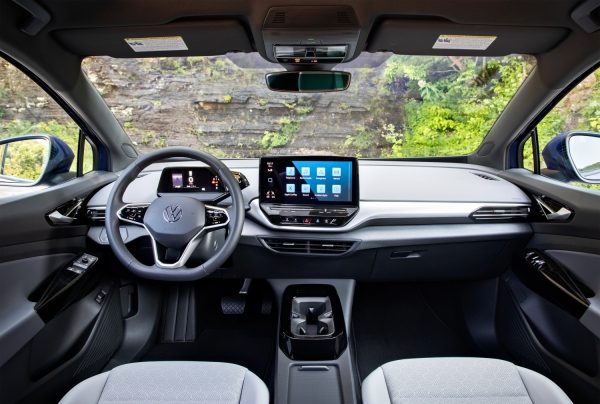 El interior del Volkswagen ID.4 2021 es sobrio y destaca por la pantalla táctil central de 10 pulgadas (de 12 pulgadas en los modelos S).