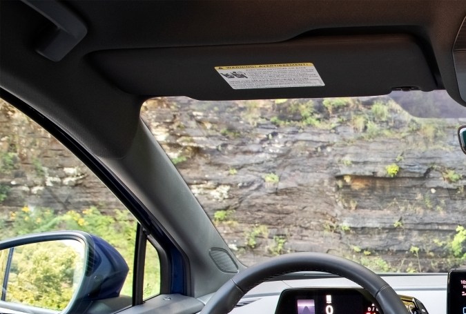 El interior del Volkswagen ID.4 2021 es sobrio y destaca por la pantalla táctil central de 10 pulgadas (de 12 pulgadas en los modelos S).