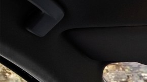 El interior del Volkswagen ID.4 2021 es sobrio y destaca por la pantalla táctil central de 10 pulgadas (de 12 pulgadas en los modelos S).