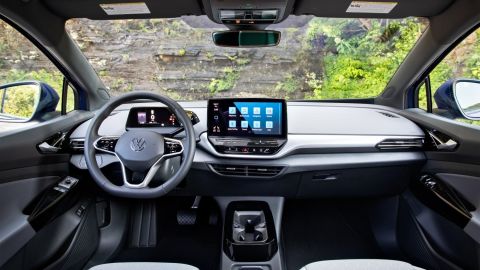 El interior del Volkswagen ID.4 2021 es sobrio y destaca por la pantalla táctil central de 10 pulgadas (de 12 pulgadas en los modelos S).
