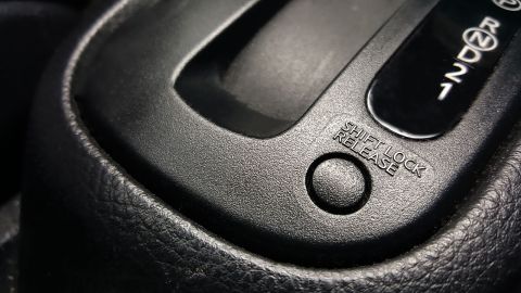 Qué significa Shift Lock o testigo de zapato verde en un auto