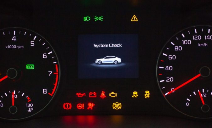 Qué significa el reloj en el tablero del auto