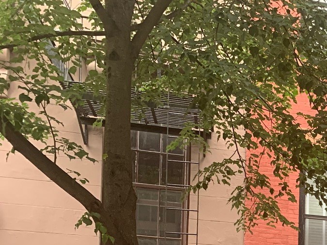 El diseño exterior del Volkswagen ID.4 presenta forma orgánicas y combina plástico y metal para un aspecto moderno.