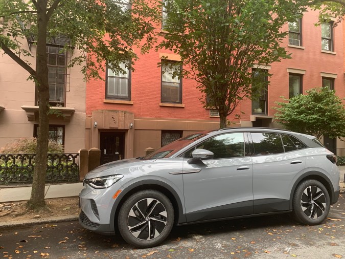 El diseño exterior del Volkswagen ID.4 presenta forma orgánicas y combina plástico y metal para un aspecto moderno.