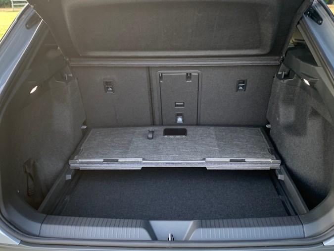 El maletero es espacio y tiene un compartimento bajo el fondo al que se accede fácilmente.