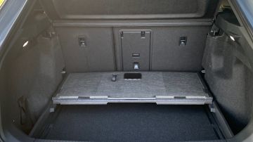 El maletero es espacio y tiene un compartimento bajo el fondo al que se accede fácilmente.
