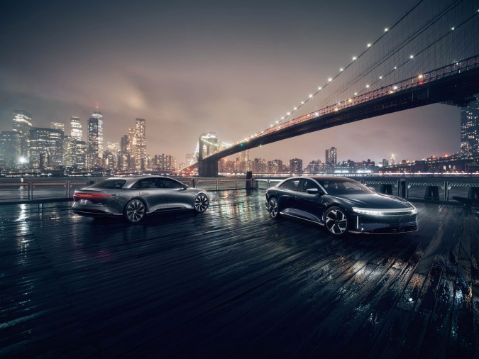 Vista Manhattan con autos Lucid
