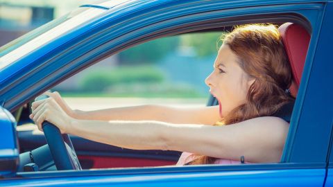 Mujer en accidente de autos