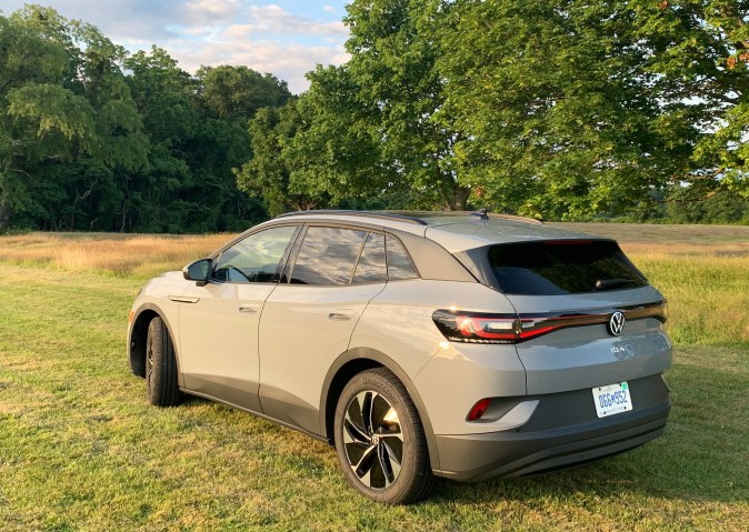 Las luces frontales y traseras del Volkswagen ID.4 son LED.