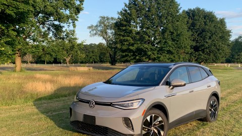El Volkswagen ID.4 se ofrece en seis colores: blanco glacial metálico, negro Mythos metálico, gris Moonstone, plata metálico, azul Dusk metálico y rojo King metálico.