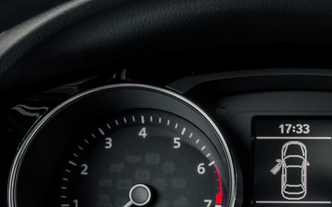 como encender las luces del tablero del carro