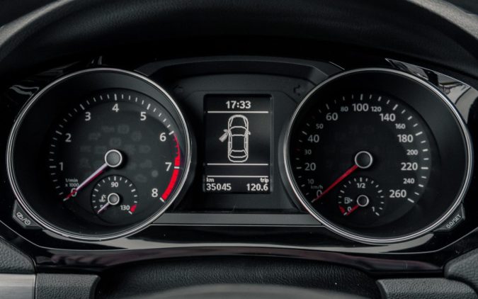 como encender las luces del tablero del carro