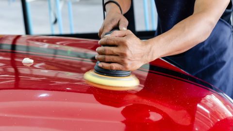 Mantenimiento de pintura de un auto