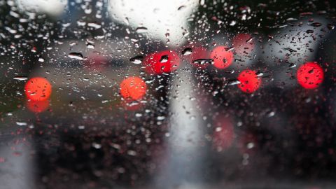 Parabrisas de auto con poca visibilidad