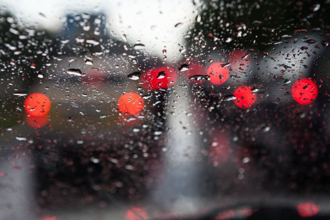Parabrisas de auto con poca visibilidad