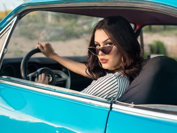 Mujer conduciendo un auto