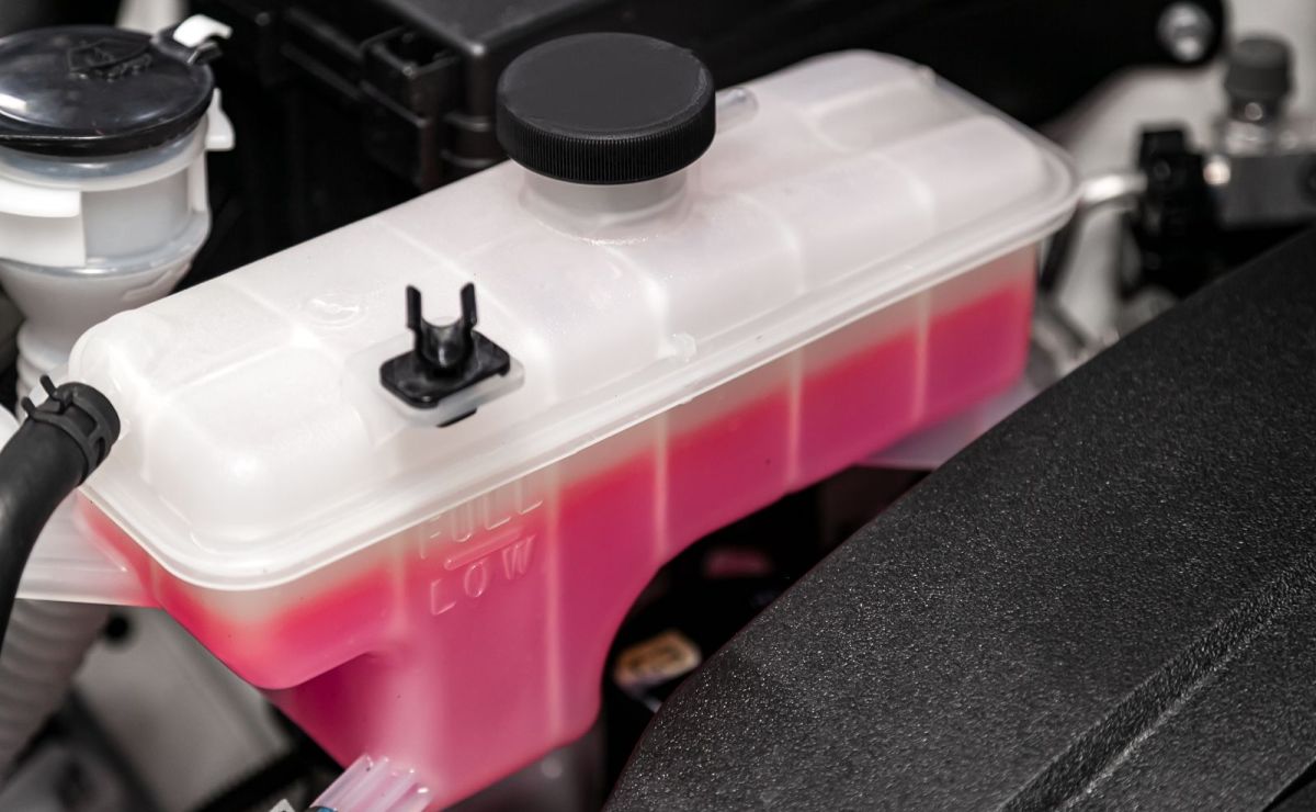 What happens when you mix green antifreeze with pink?