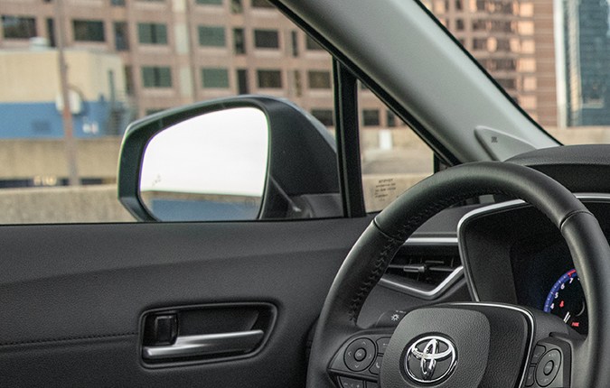 Interior del Corolla Cross XLE con pantalla central de 8 pulgadas.