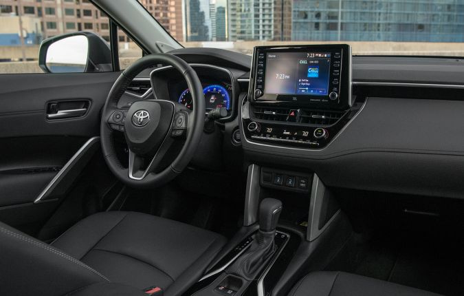 Интерьер Corolla Cross XLE с 8-дюймовым центральным дисплеем.