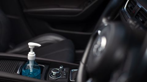 Gel sanitizante en el auto