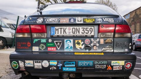 Auto lleno de stickers