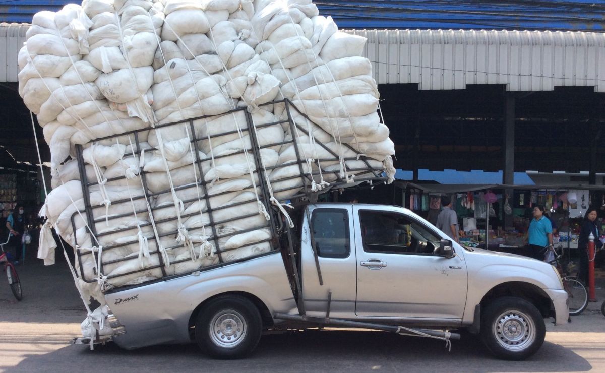 El equipaje y otras cosas fuera del maletero de tu coche. La forma segura de transportarlas y de paso evitar una multa 4 Motor16 Exceso de carga