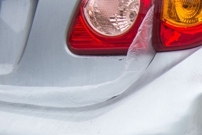 Defensa de auto abollada