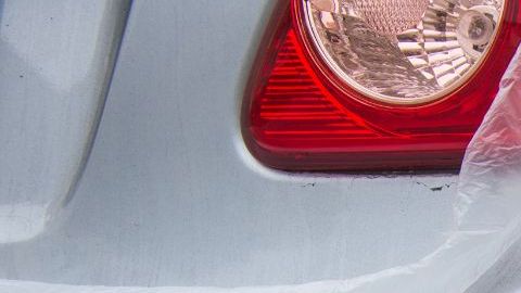 Defensa de auto abollada