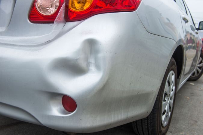 Defensa de auto abollada