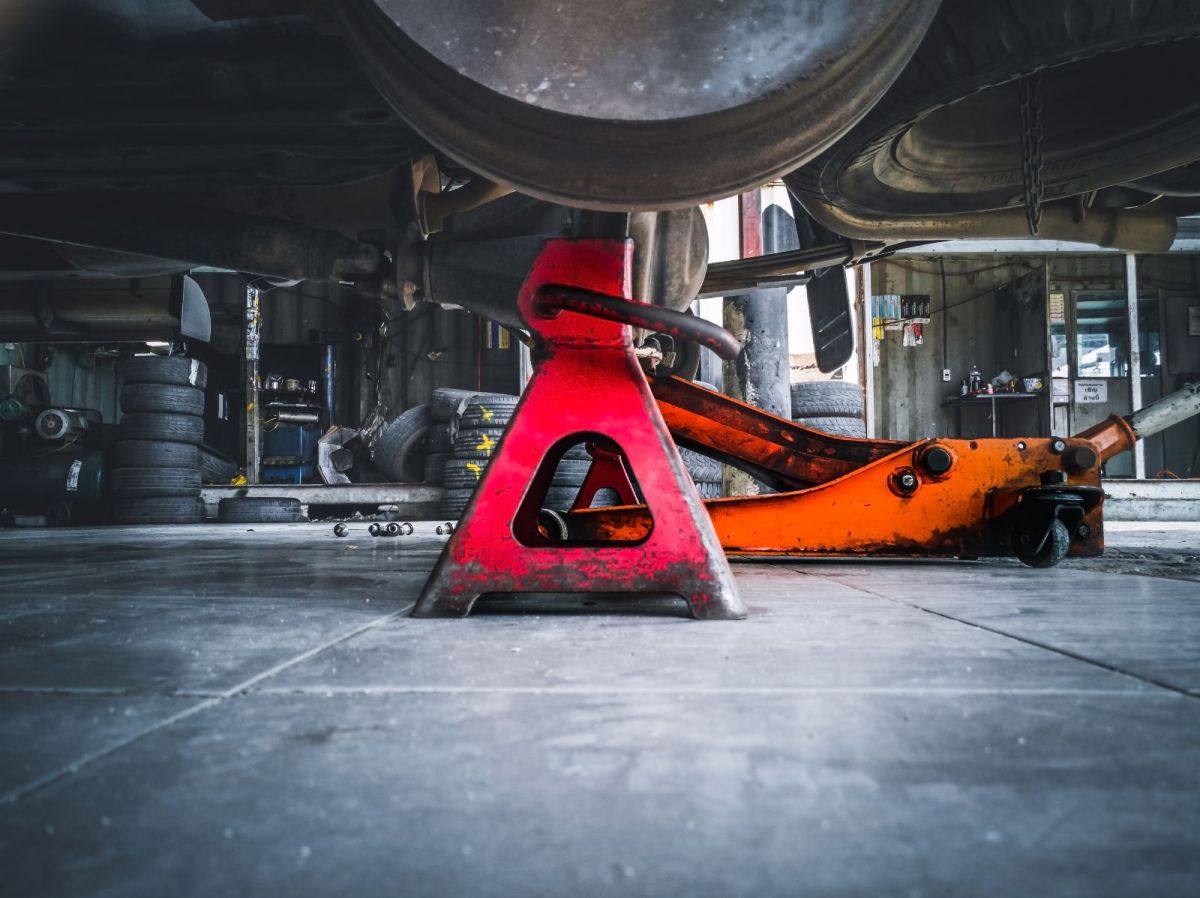 Qué es un jack stand para el auto y cuáles son tus mejores opciones