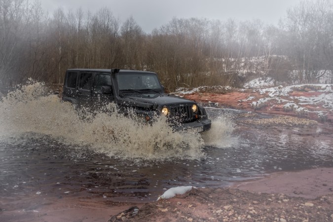 Jeep cruzando rio con snorkel.