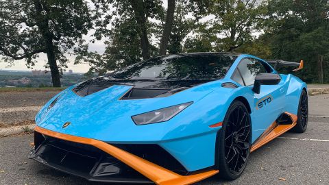 El Lamborghini Huracán STO es un súper deportivo con tecnología de auto de carreras en auto legal para la calle.