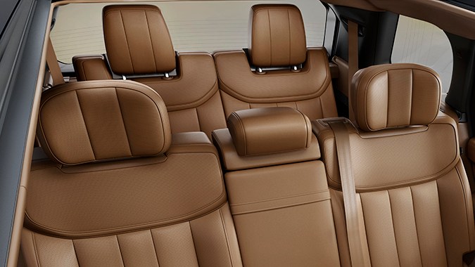 Interior con tres filas de asientos para 7 personas en el Range Rover 2022.