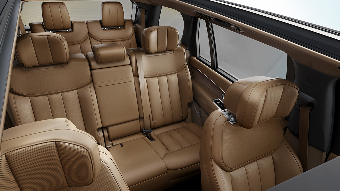 Interior con tres filas de asientos para 7 personas en el Range Rover 2022.