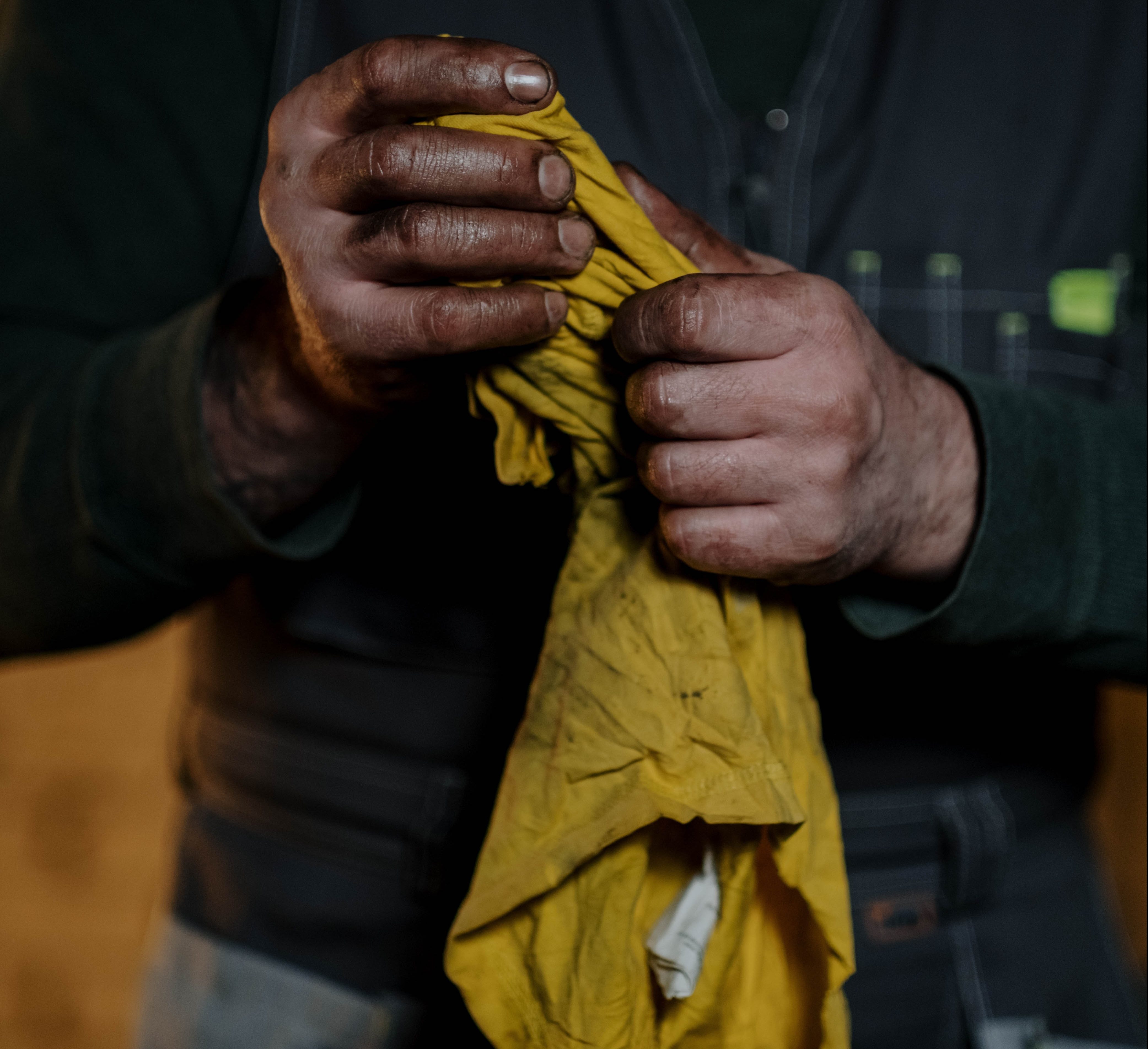 Cómo quitar manchas de aceite de motor de la ropa Siempre Auto