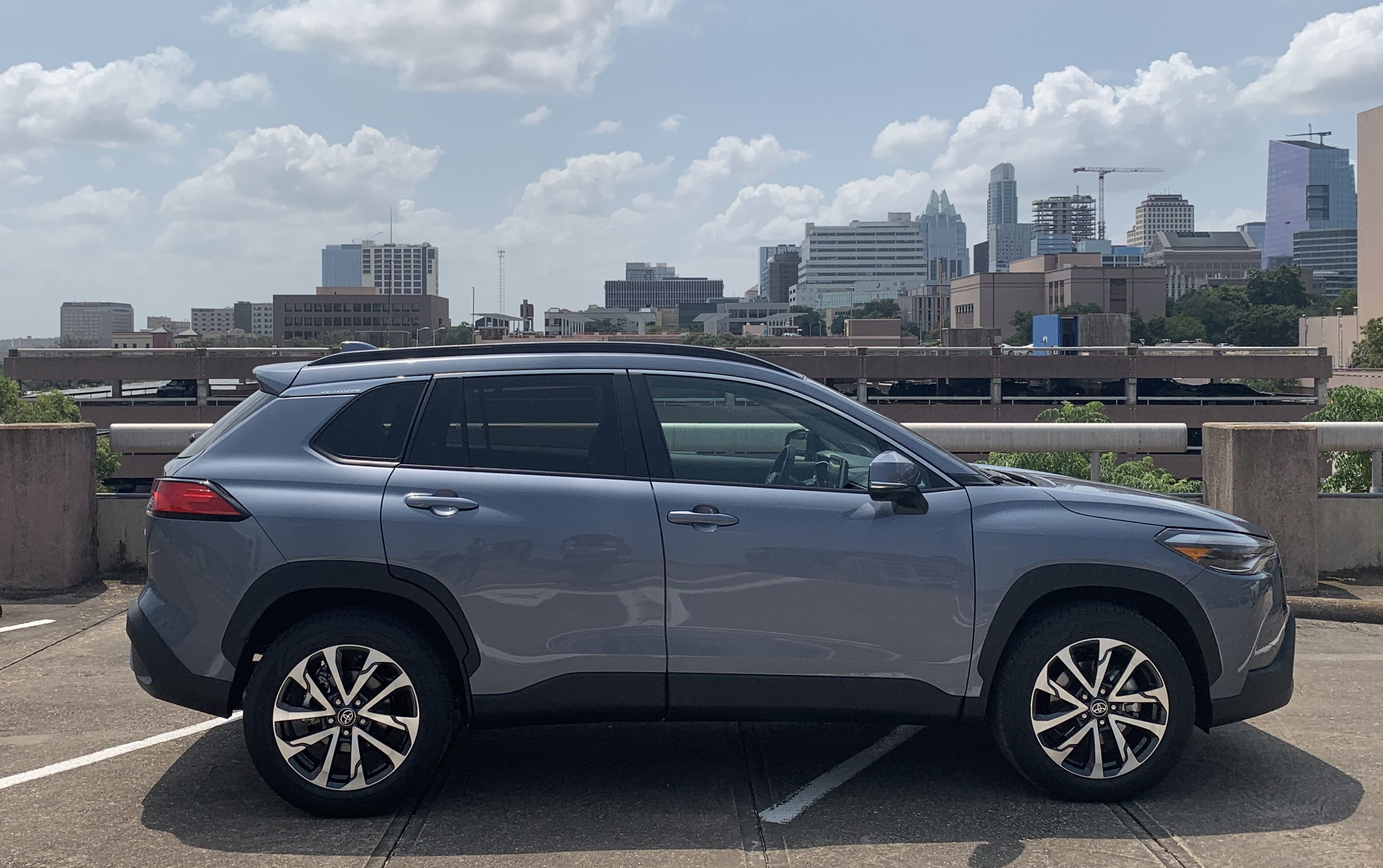 El Toyota Corolla Cross tiene una línea más moderna y juvenil que el Corolla sedán.