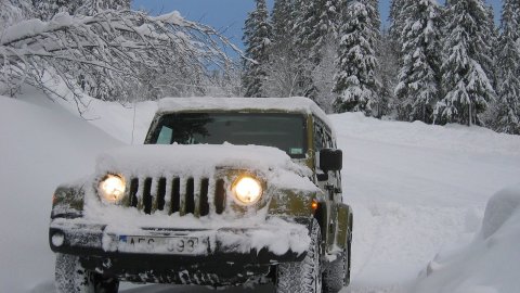 Auto sobre la nieve