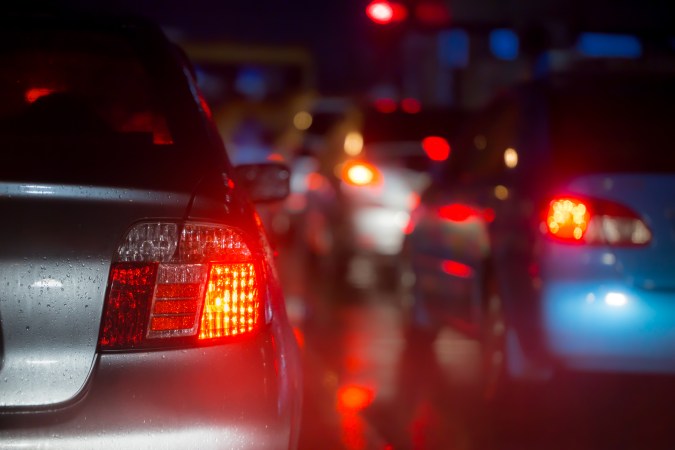 ¿Por qué las luces traseras de mi carro no prenden?
