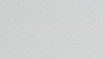 Foto de una línea de camionetas R1T de Rivian estacionadas al aire libre