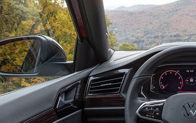 Interior del Jetta GLI 2022 con el "cockpit digital" de Volkswagen.