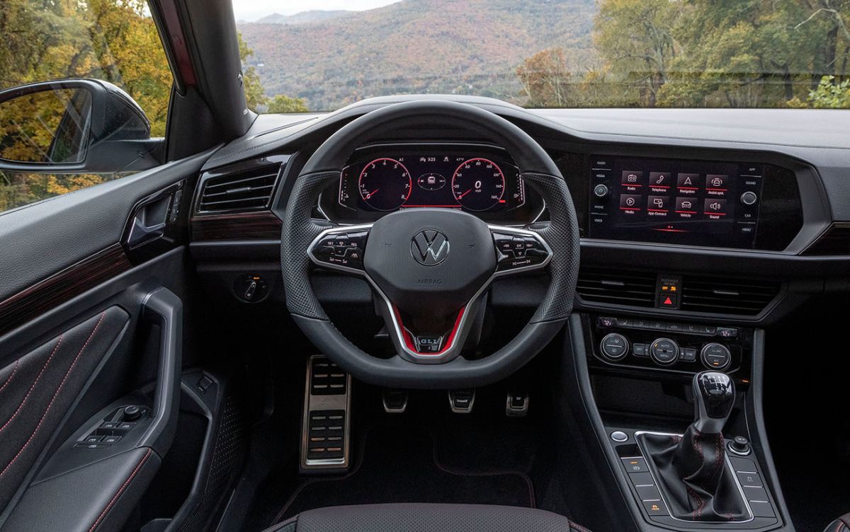 Interior del Jetta GLI 2022 con el "cockpit digital" de Volkswagen.