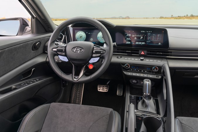 El modelo automático también trae palanca de cambios.
