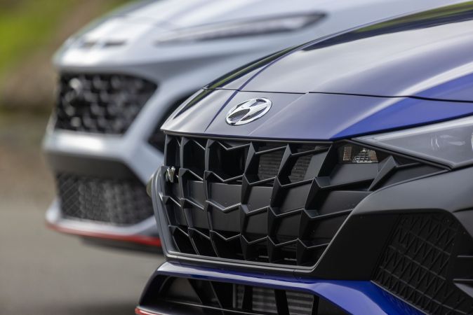 La parrilla frontal del Elantra N se ha rediseñado respecto al Elantra básico.