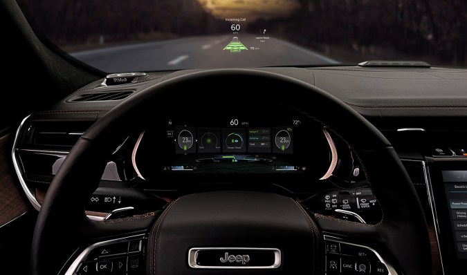 El Grand Cherokee 4xe Summit Reserve vendrá con un cluster digital 10.25 pulgadas en el que se pueden seleccionar hasta 12 menús diferentes.