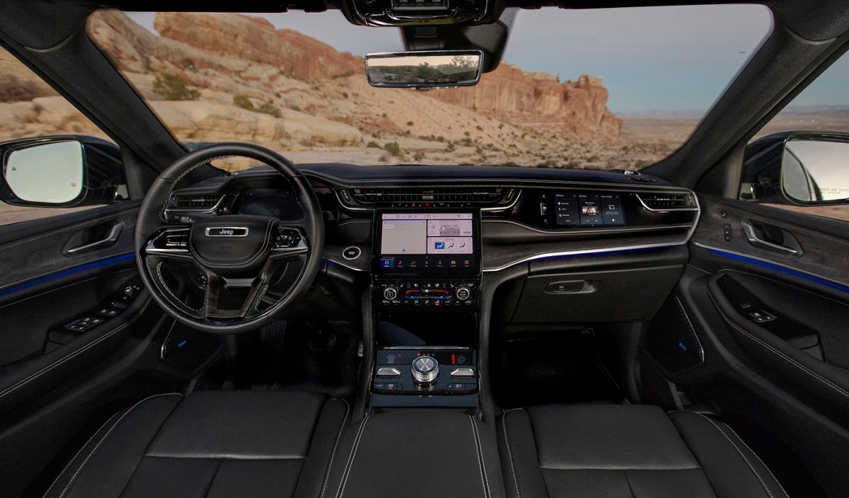 Interior del Jeep Grand Cherokee Overland 2022, donde se ve la nueva pantalla sobre la guantera para el copiloto.