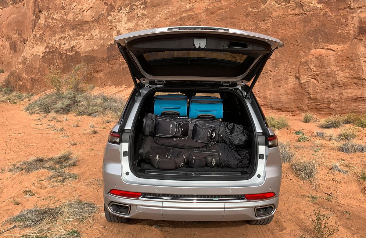Un pequeño incremento del tamaño permite llevar bolsas de palos de golf a lo ancho en el maletero del Jeep Grand Cherokee, lo que supone una ventaja en el mercado de Estados Unidos.