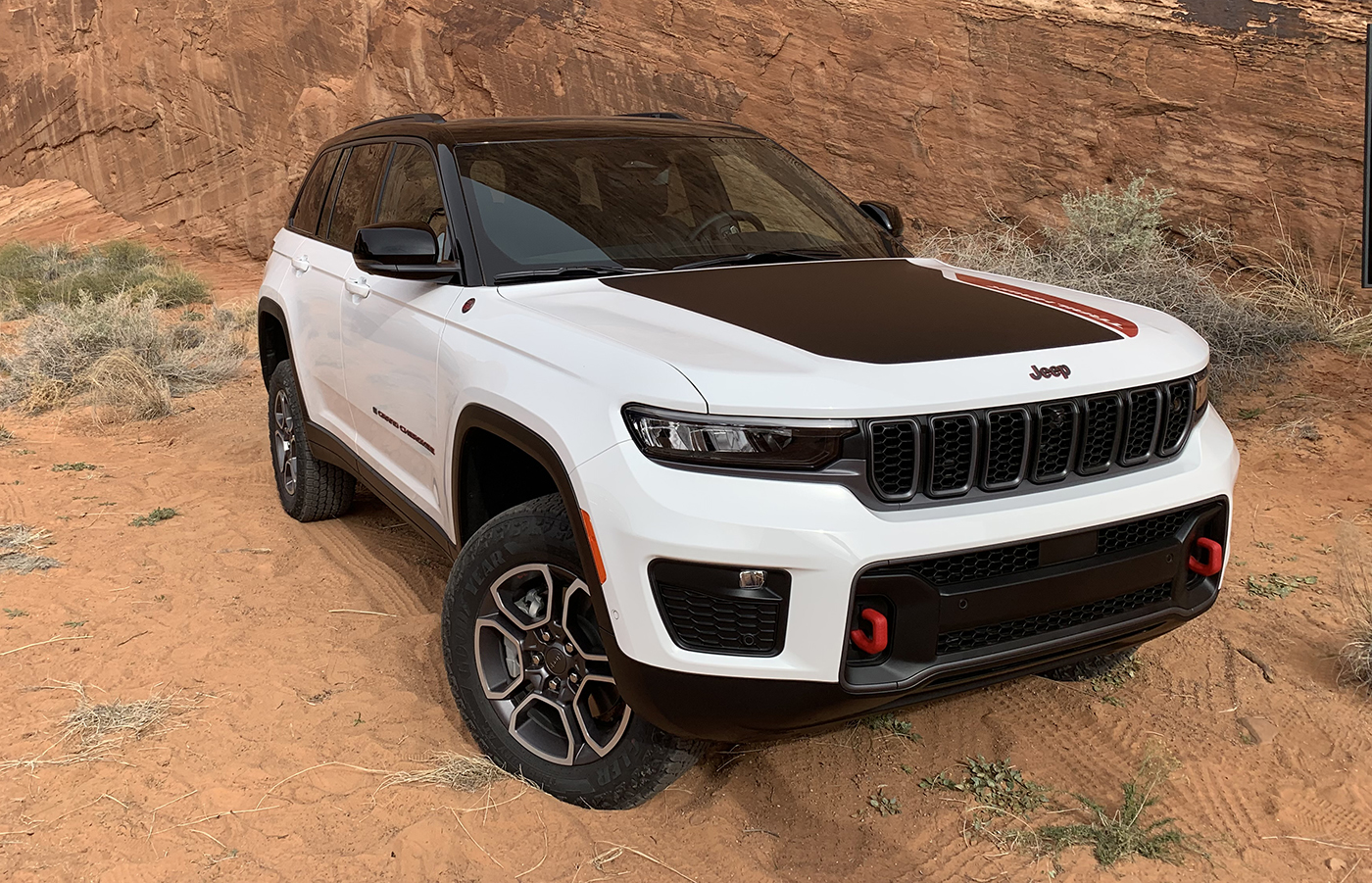 El modelo Trailhawk tiene elementos de diseño diferenciales como los detalles en rojo y el capó negro mate.