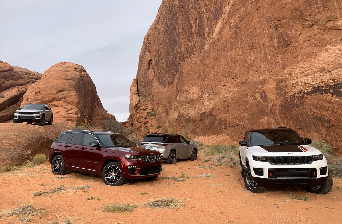 Diferentes versiones del Jeep Grand Cherokee 2022 que Jeep presentó a la prensa en Moab, Utah.